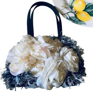 The cutest Y2K Frankie & Johnnie little mini hand bag.